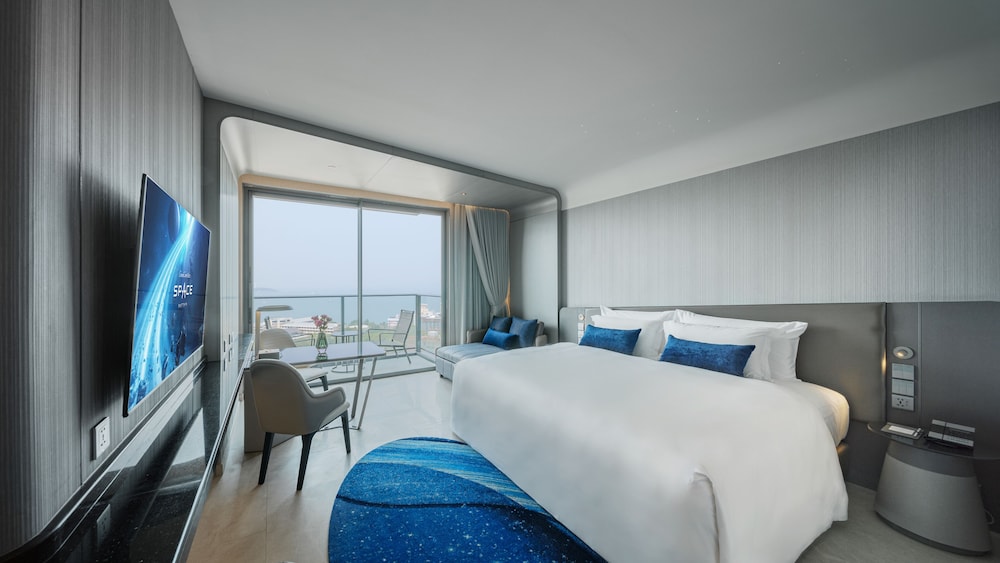 Connecting, Space, King and Twin Beds