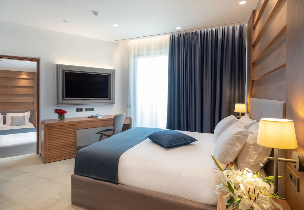 2 Bedrooms, Premier, Suite, 2 Double Beds, Partial Sea View, 2 Bathrooms، Nana Golden Beach 2/4