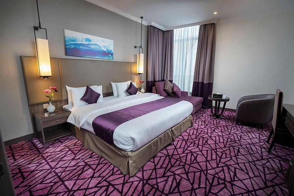 STUDIO, KING BED, SOFA
