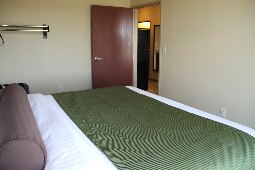 Cobblestone Hotel & Suites - Devils Lake 13/62
