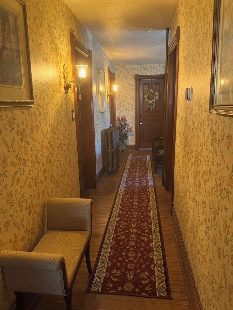 Gillis Grier Bed and Breakfast 24/50