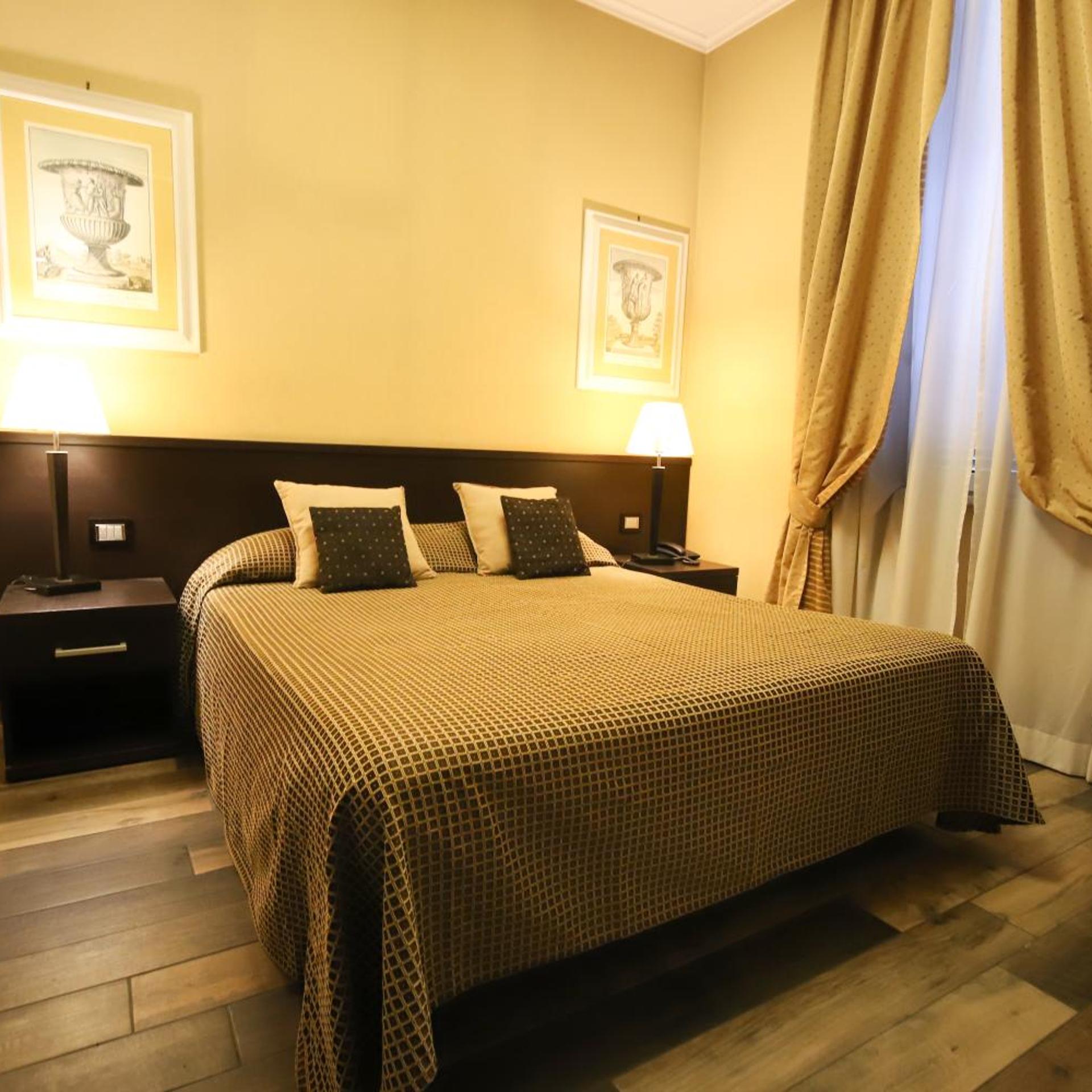ROOM, DOUBLE BED