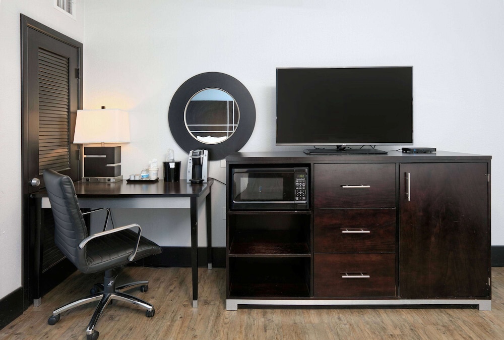 La Quinta Inn and Suites by Wyndham Lubbock Southwest 54/63