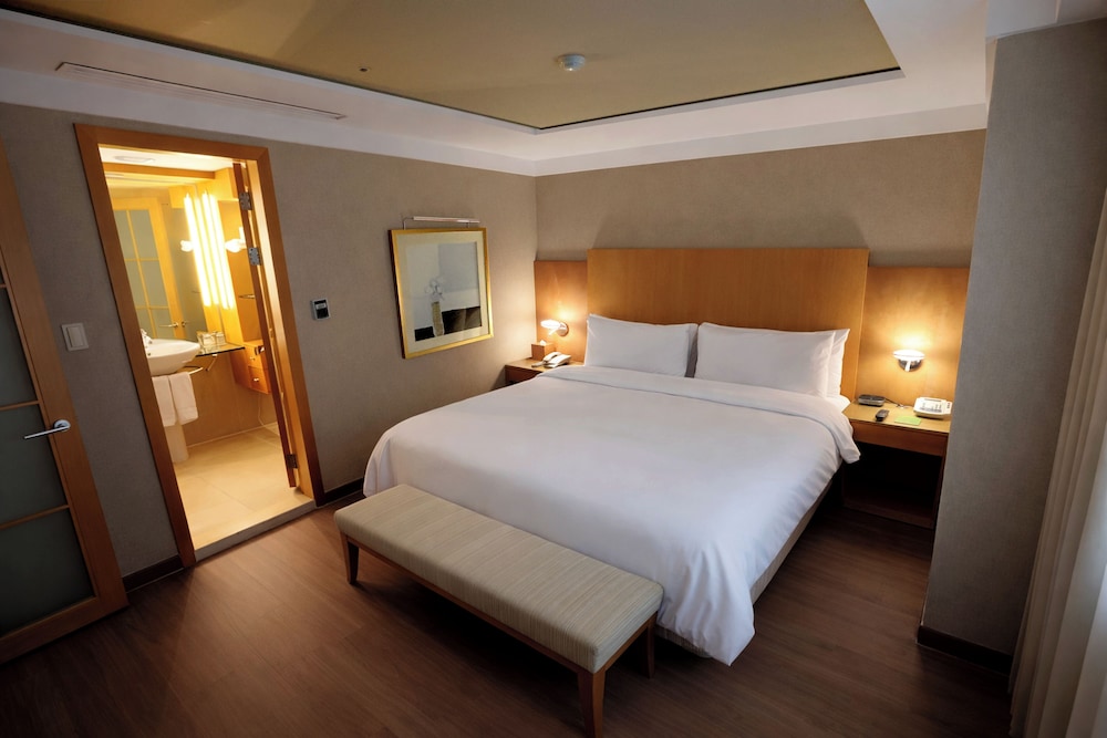 EXECUTIVE, SUITE