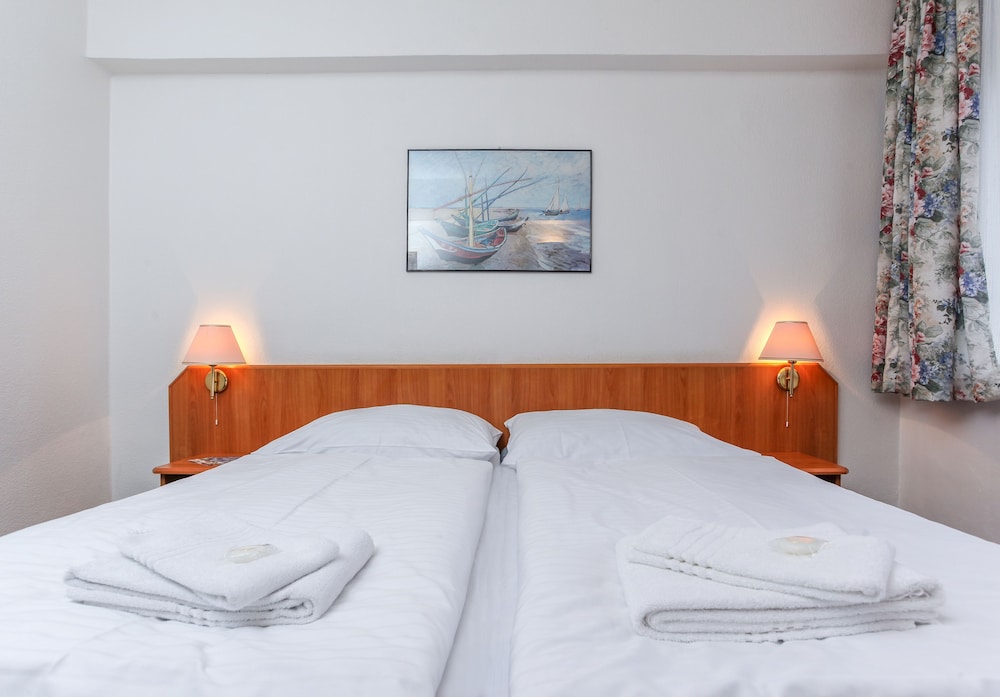 Hotel Astra 18/64