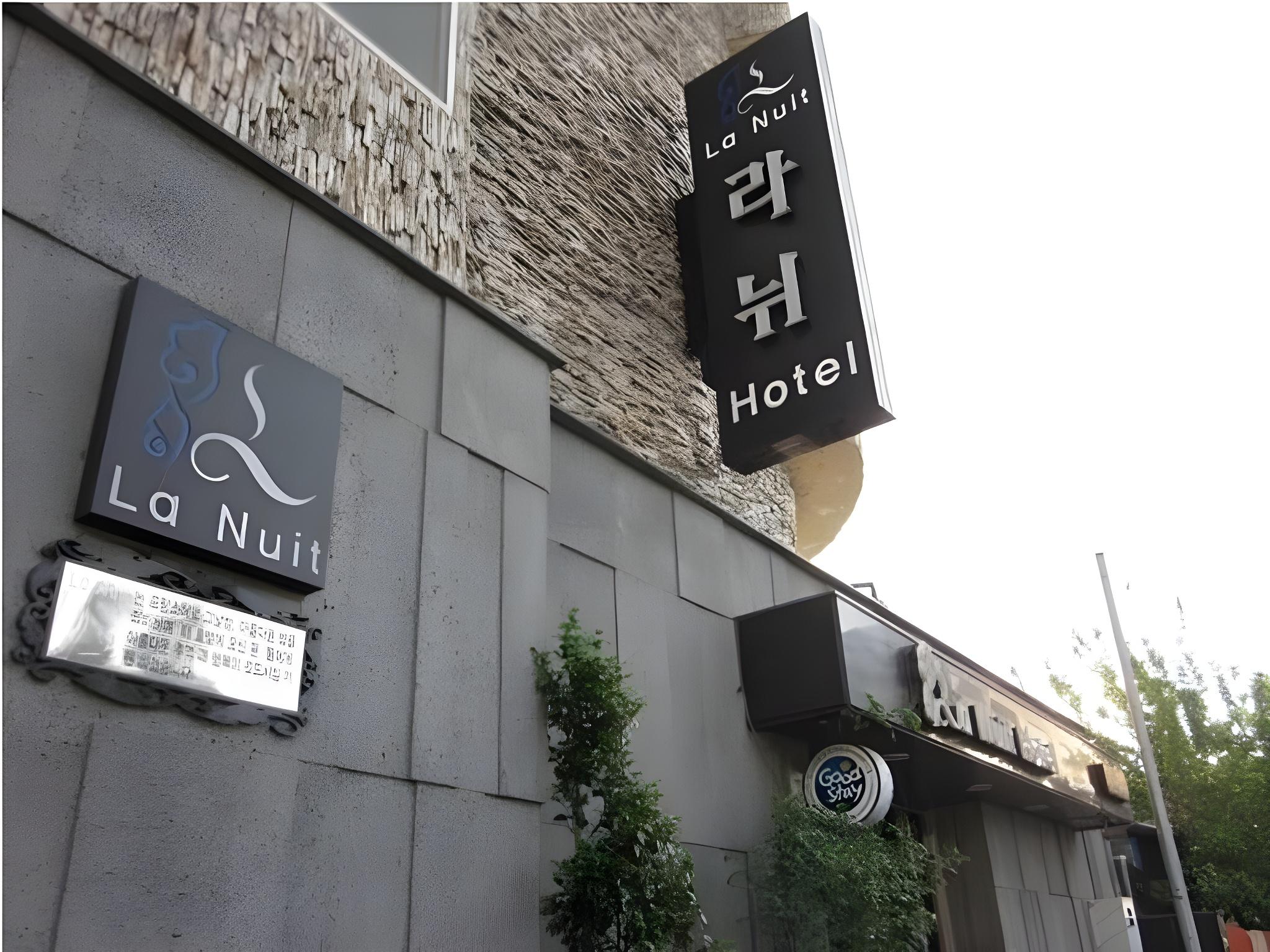 LA NUIT HOTEL 4/22