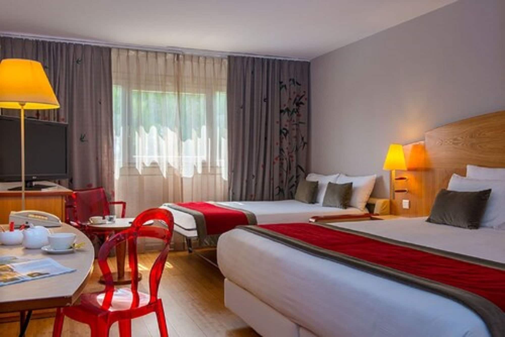 JUNIOR SUITE, TRIPLE, 1 QUEEN AND 1 SINGLE BED