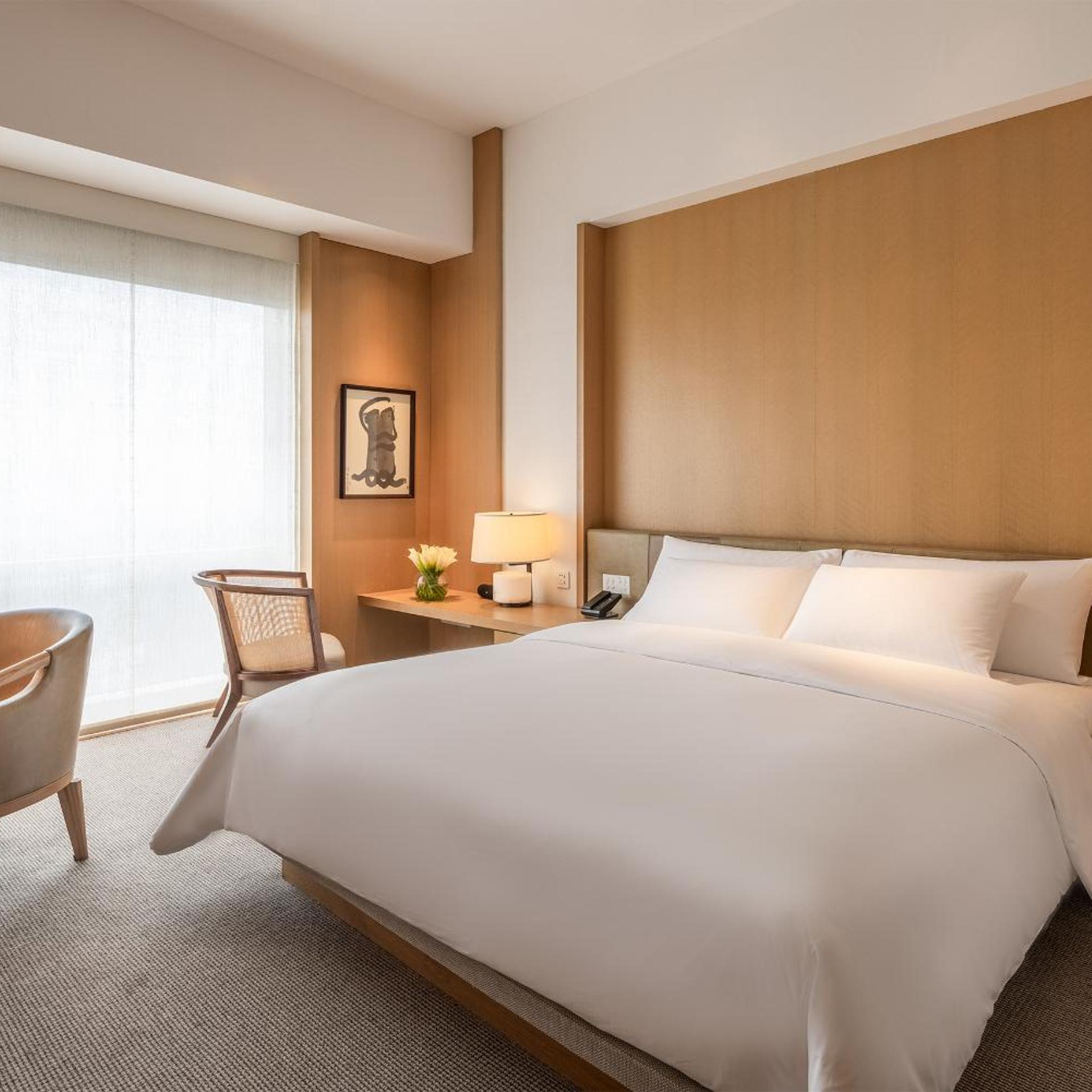 غرفة بسرير كينج بإطلالة على المدينة