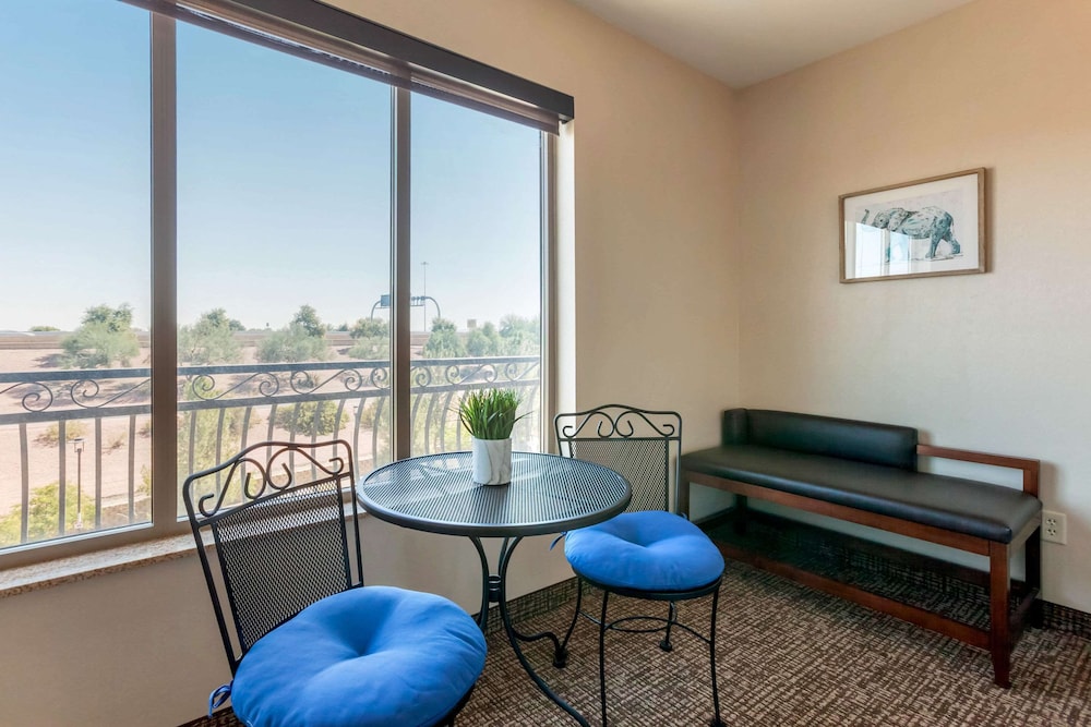 Comfort Suites Glendale State Farm Stadium Area 28/45