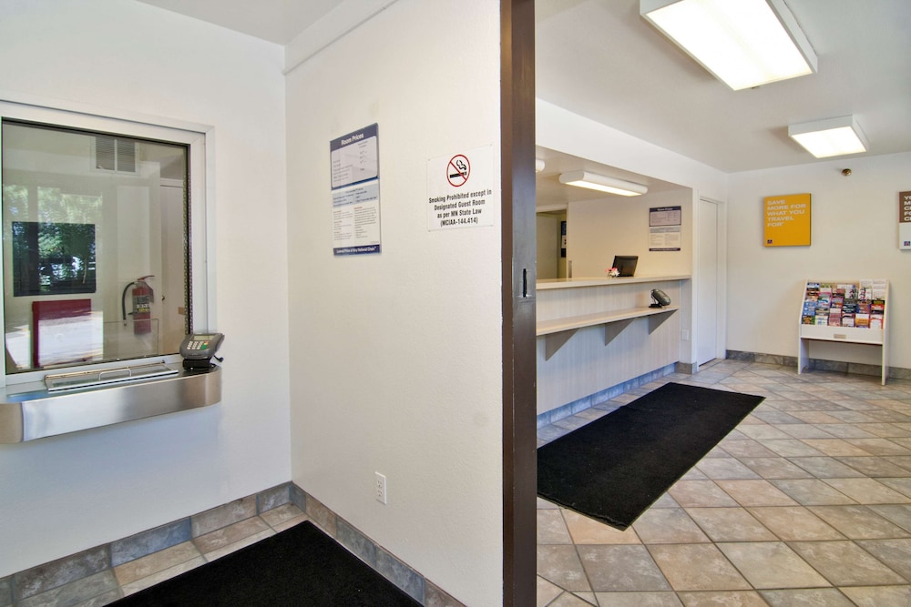 Lobby at Motel6 Roseville, MN - Minneapolis North, ROSEVILLE - MN