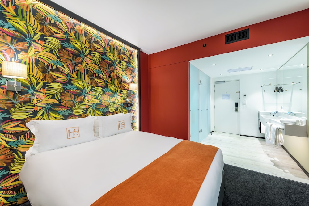 JUNIOR, EXECUTIVE, QUEEN BED