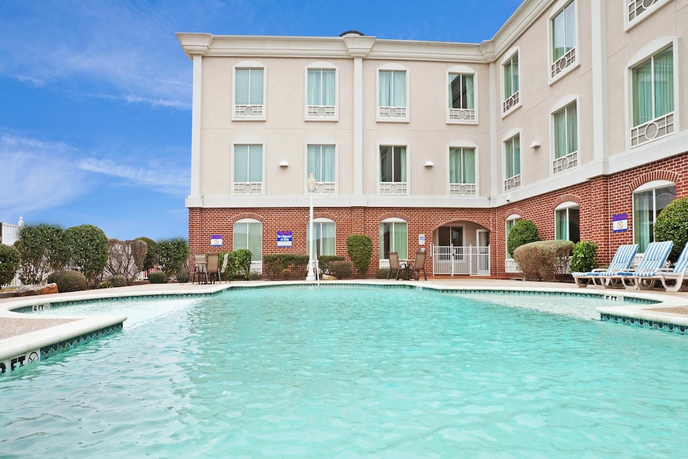 Holiday Inn Express Hotel Suites Waxahachie 71/74