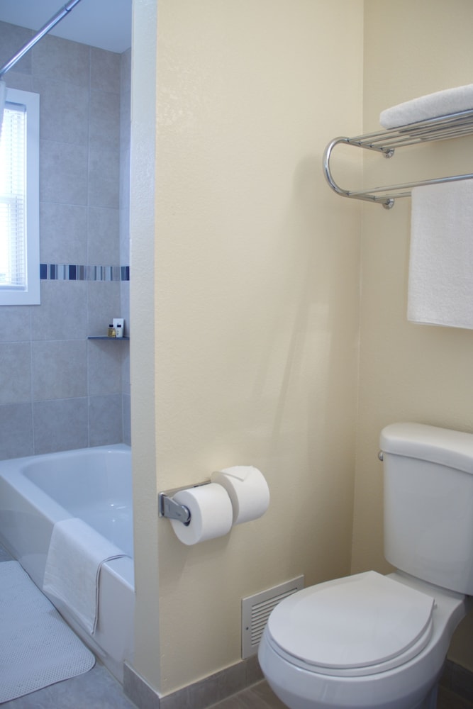 Rodeway Inn Adams, MA 29/34