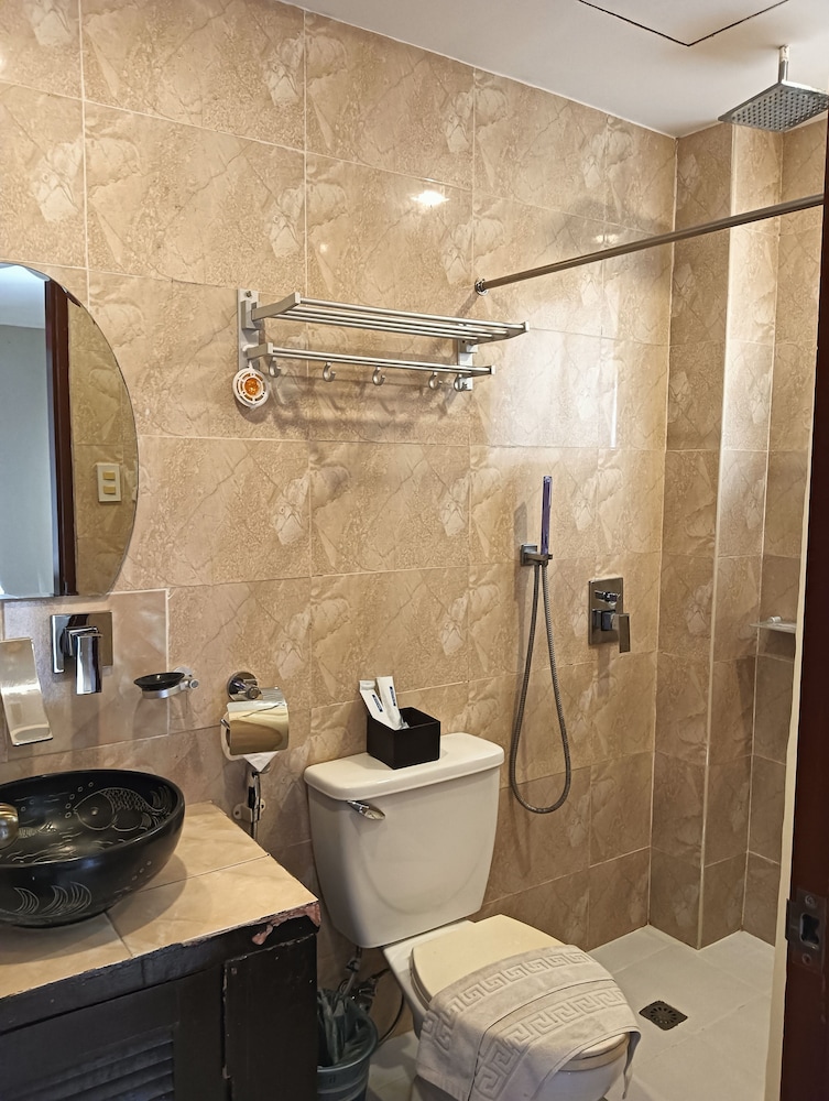 THE SITIO VILLAS AND SUITES 32/34