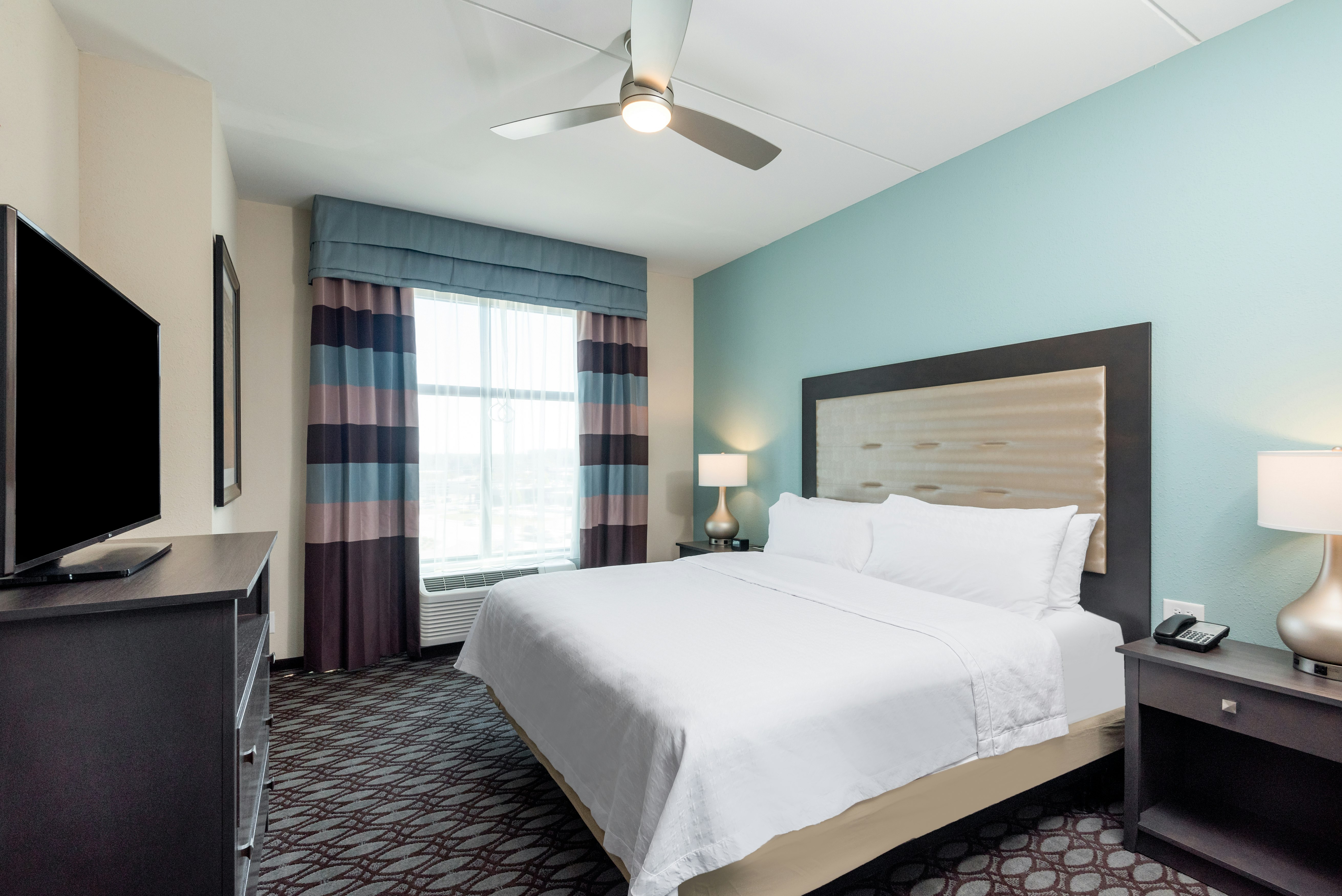 SUITE, KING BED, ACCESSIBLE