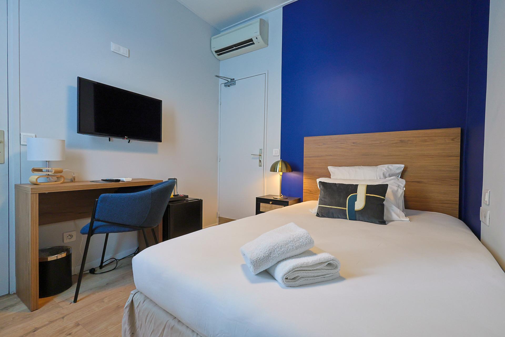 ROOM, SINGLE