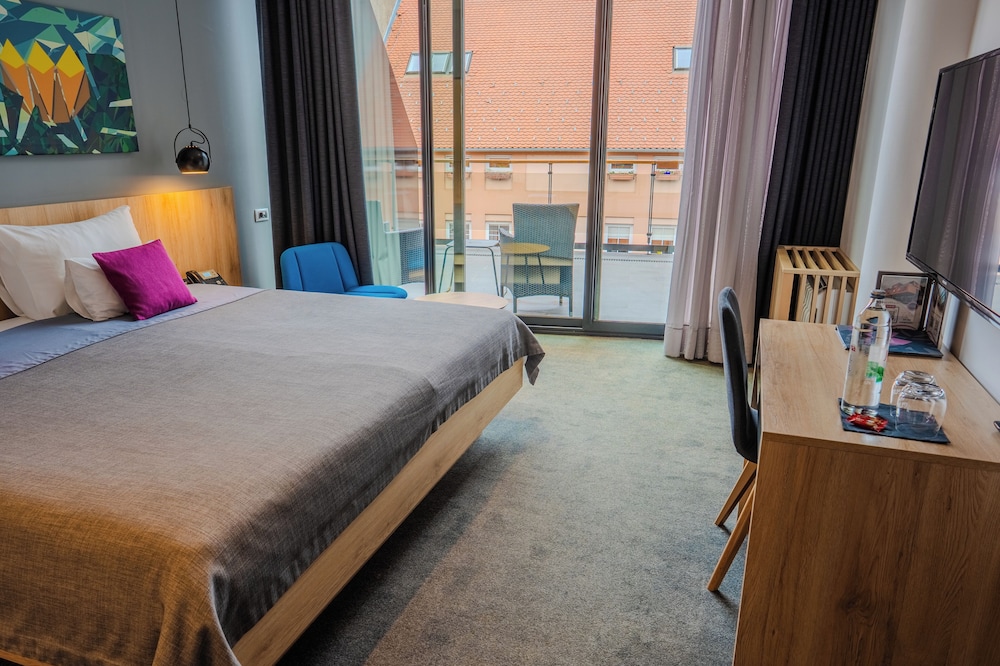 SUPERIOR, KING BED, BALCONY