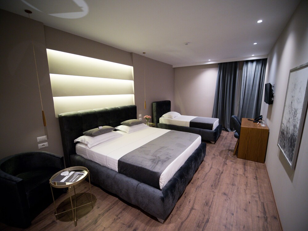 Light Hotel 18/35