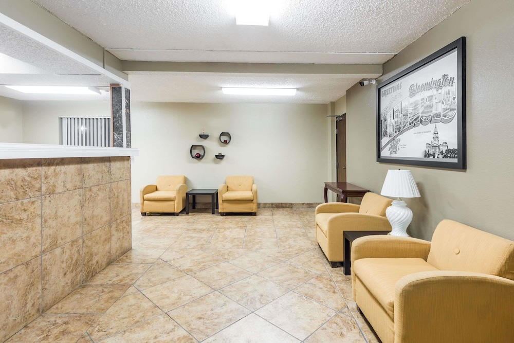 Super 8 By Wyndham Bloomington 16/17