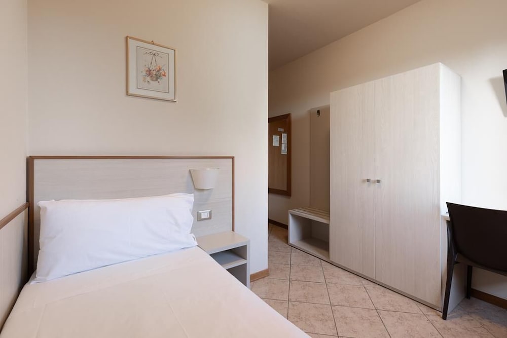 ROOM, SINGLE