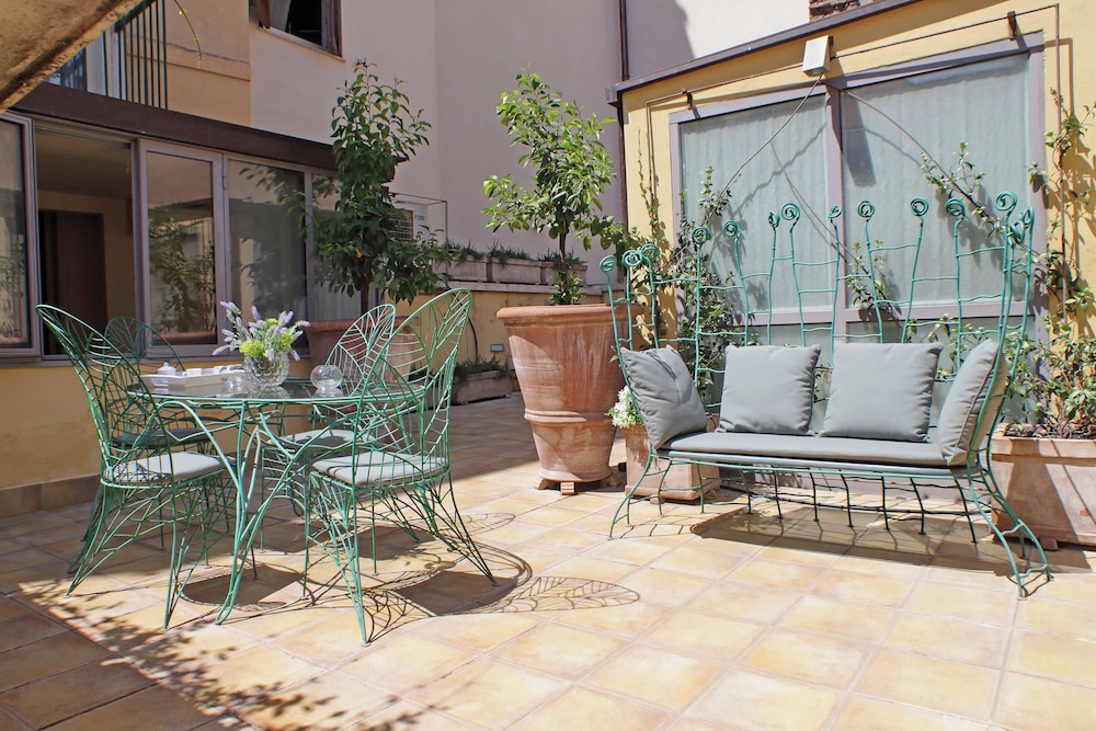 Lobby at Ara di Marte Suites, ROME