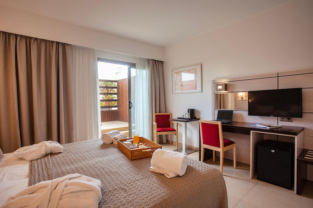 غرفة سوبيريور ديلوكس بسريرين منفصلين بشرفة، Hotel Puchet Ibiza 9/10