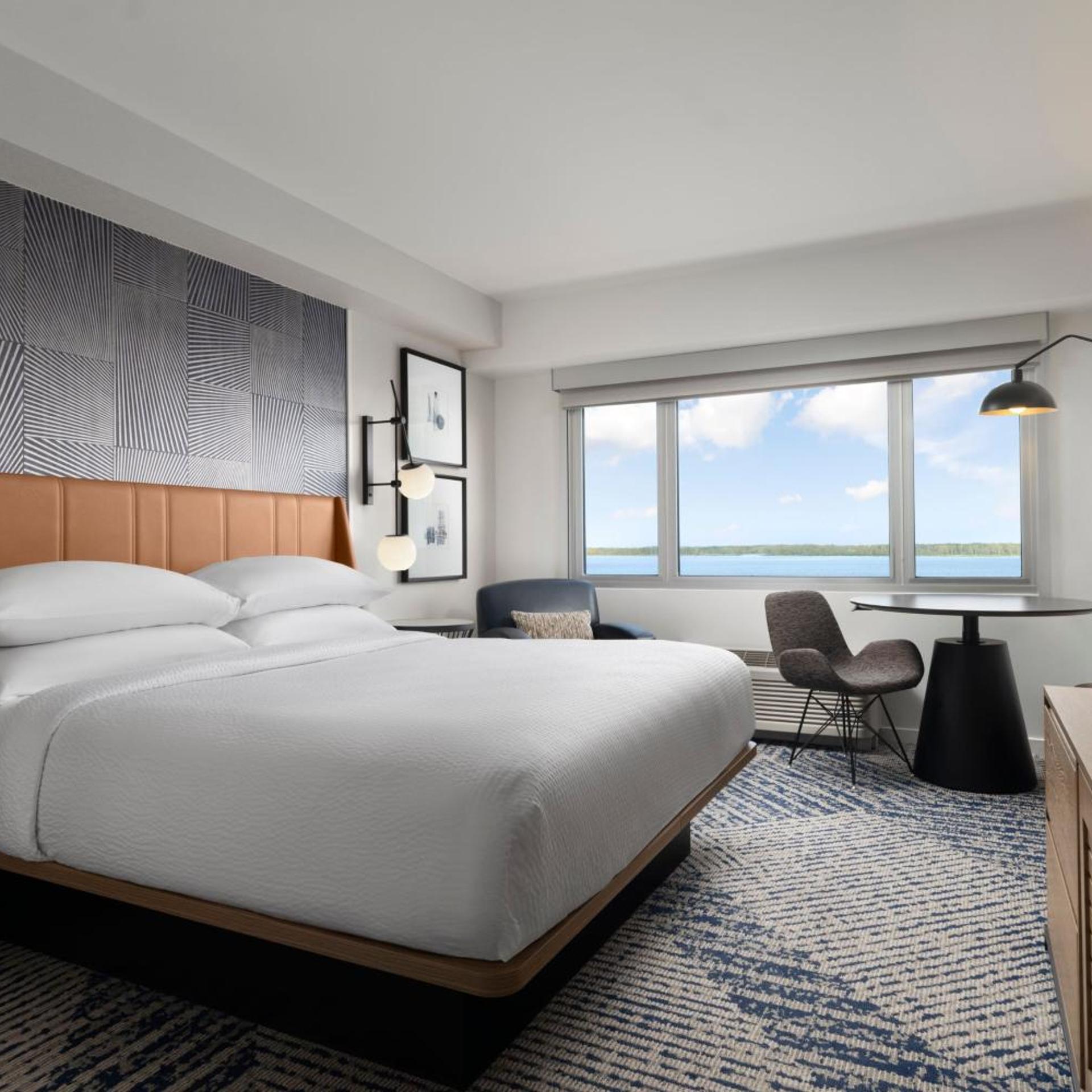 Guest Room, Deluxe, King Bed, Bay View, Club Lounge Access