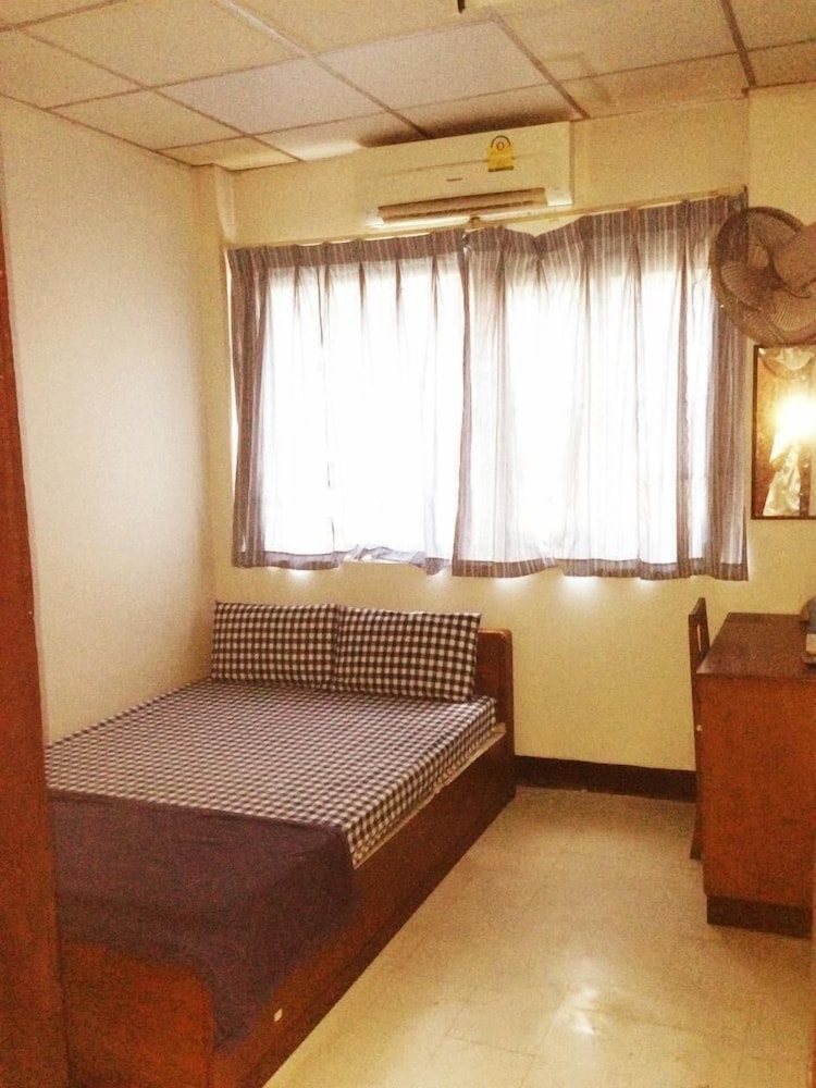 Tapae Inn Hotel 24/44