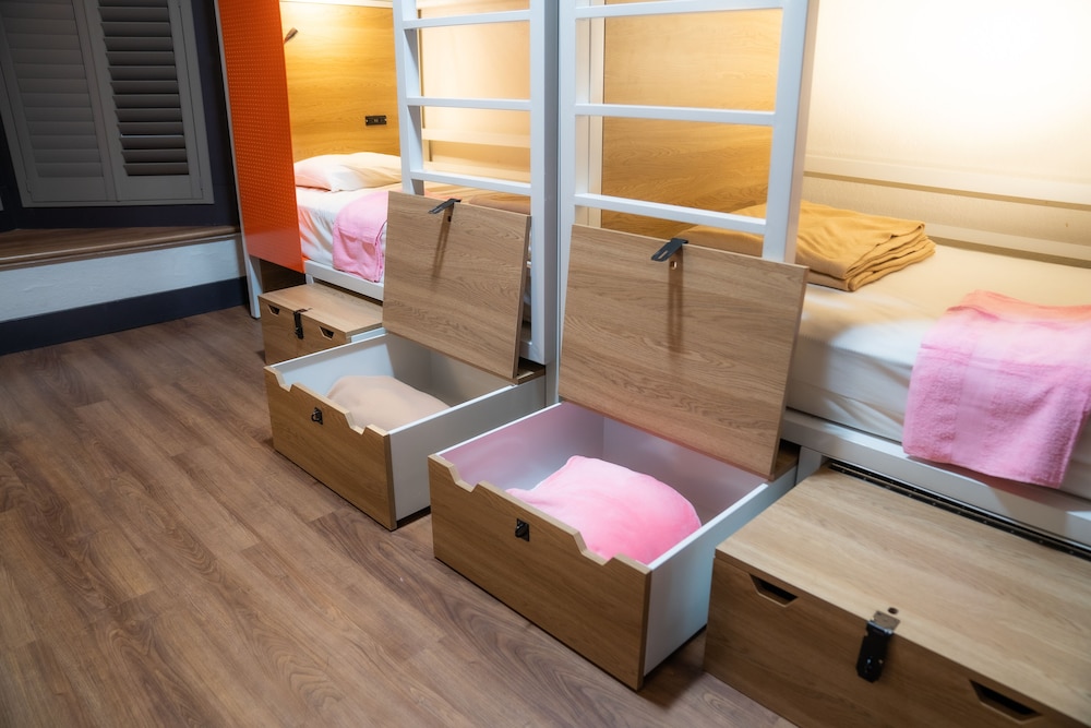 FEMALE DORM, FEMALE ONLY, 4 BEDS, PRIVATE BATHROOM