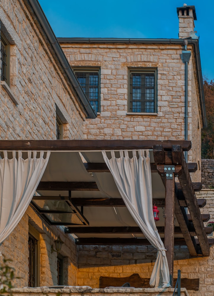 Pirrion Hotel 2/50