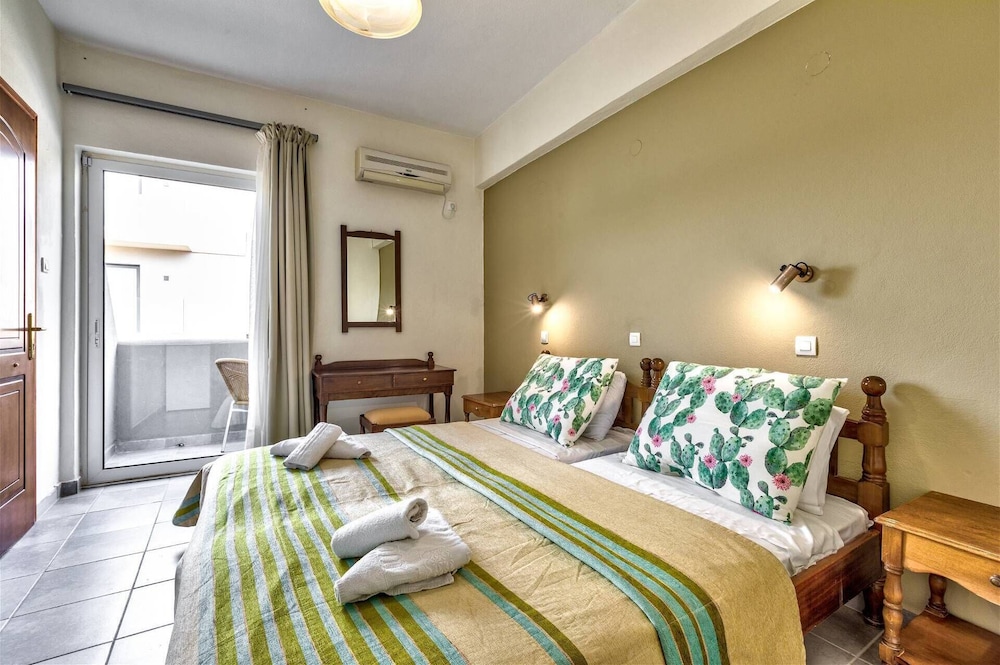 Silver Beach Hotel 4/44