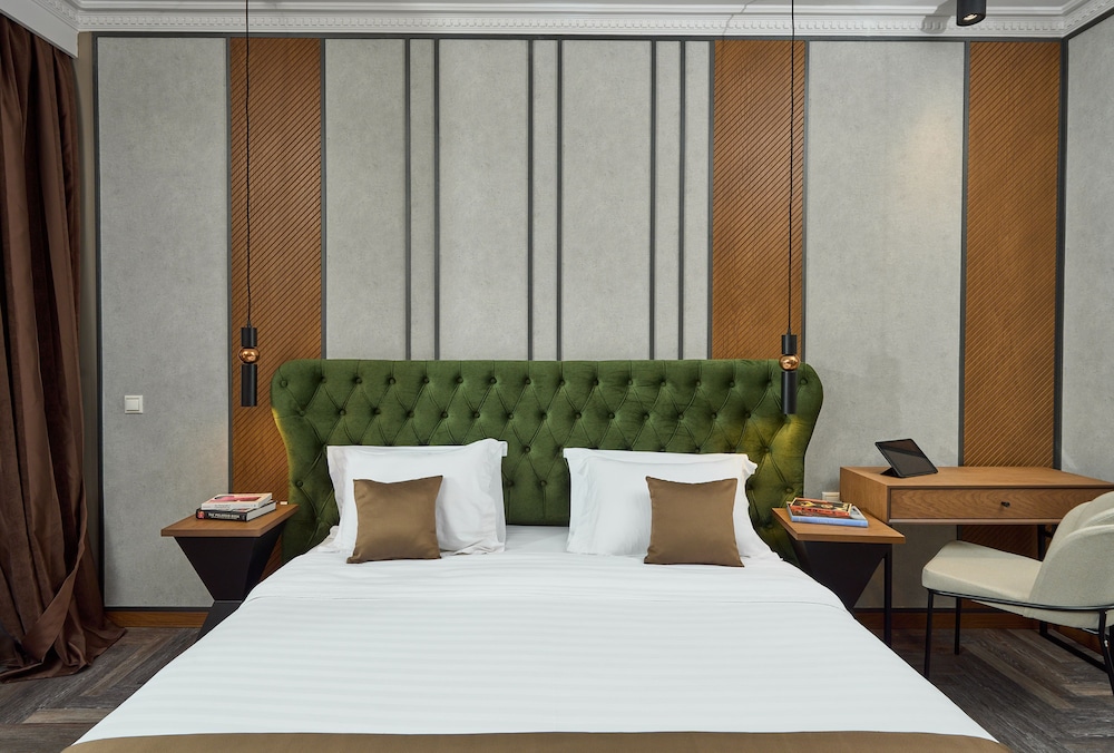 ROYAL HOTEL 19/68