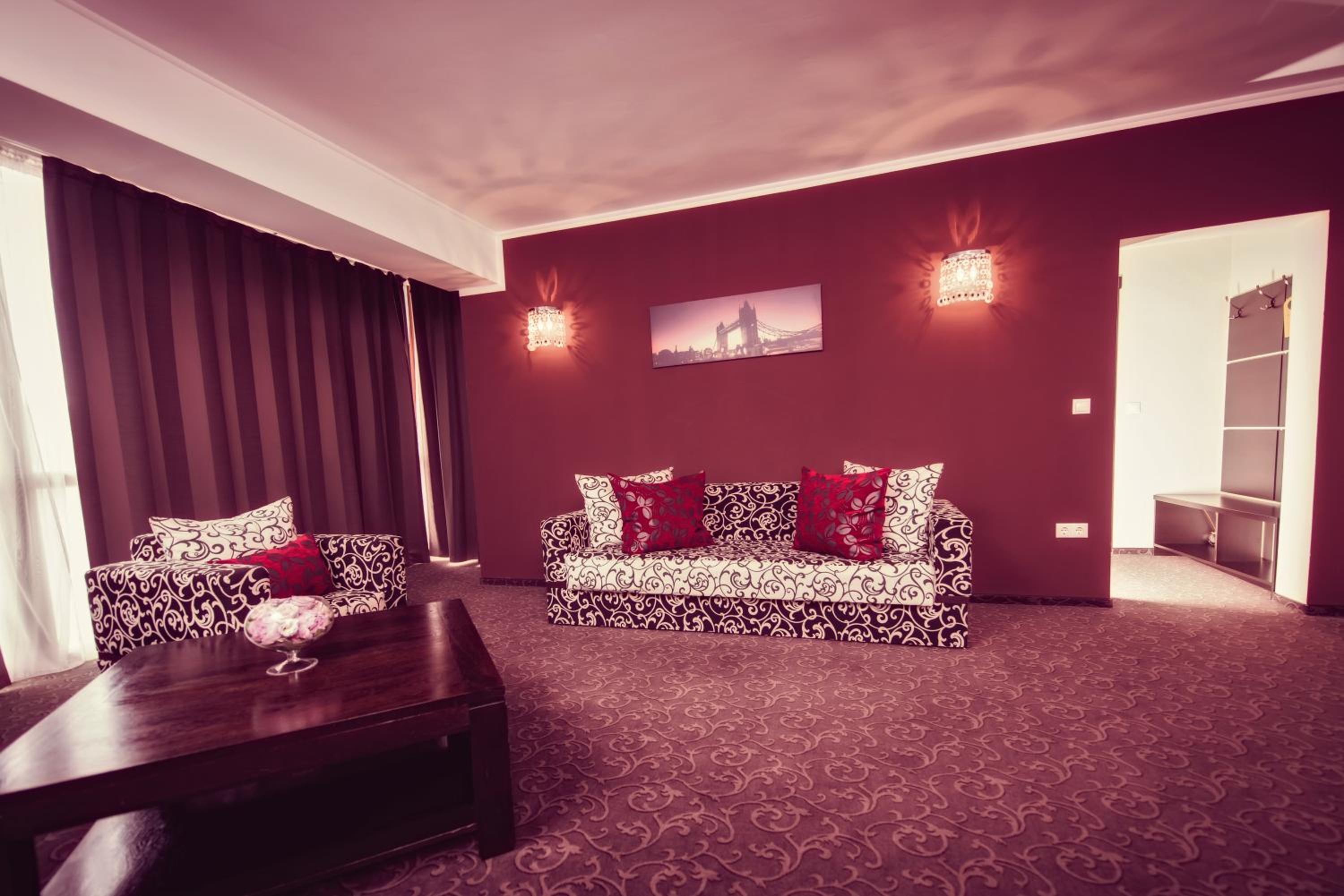 جناح، Hotel Ozana 3/5
