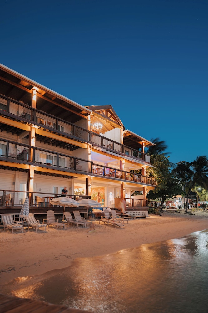 The Beach House Boutique Hotel 2/49