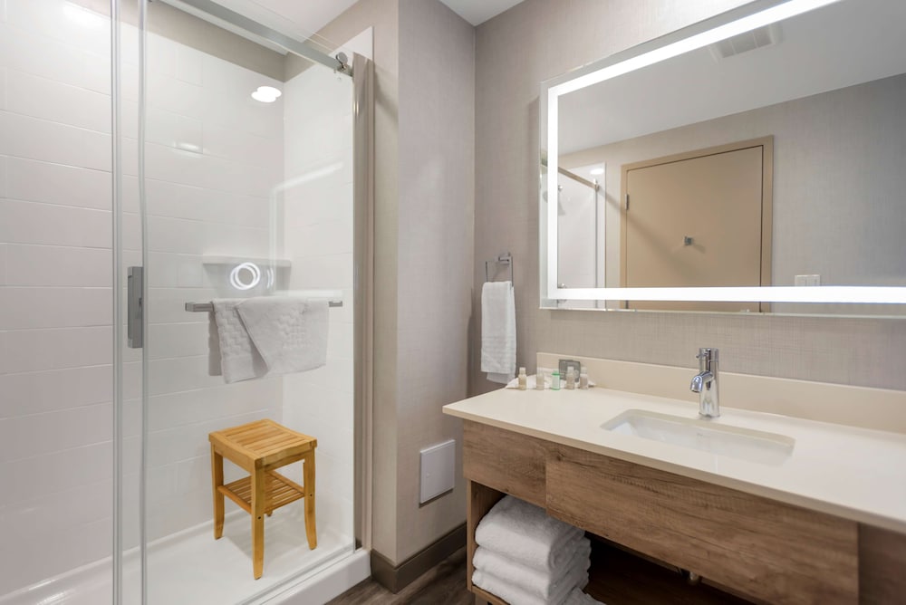 جناح بسرير كينج مع أريكة بحوض جاكوزي بمطبخ، Best Western Premier Executive Residency Medicine Hat 6/10