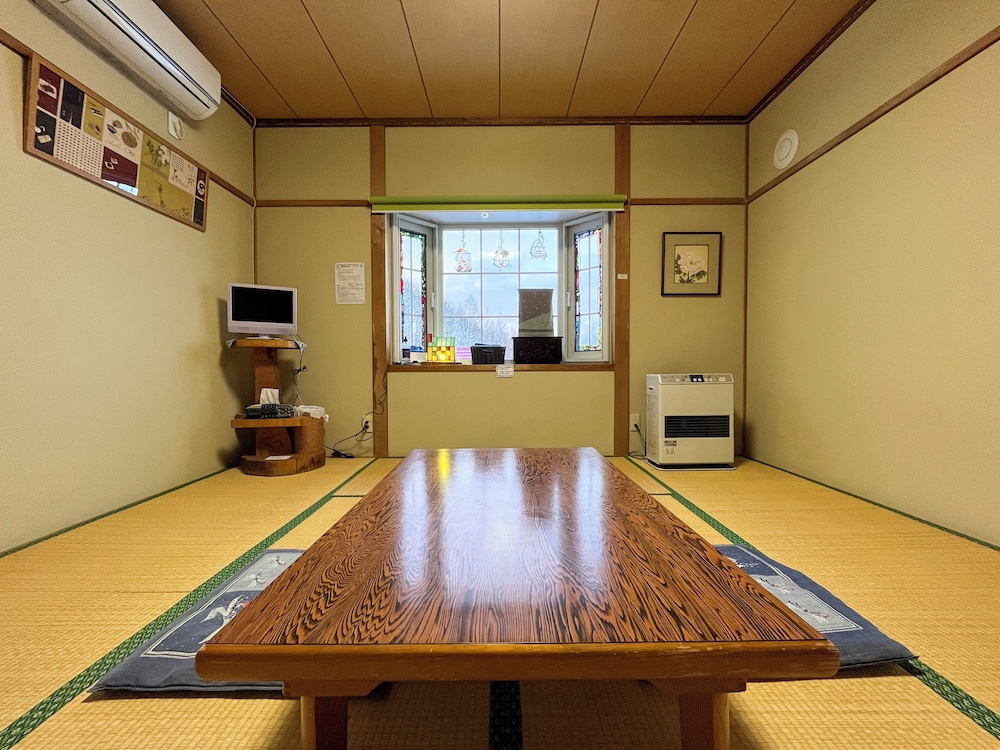 JAPANESE, SHARED BATHROOM