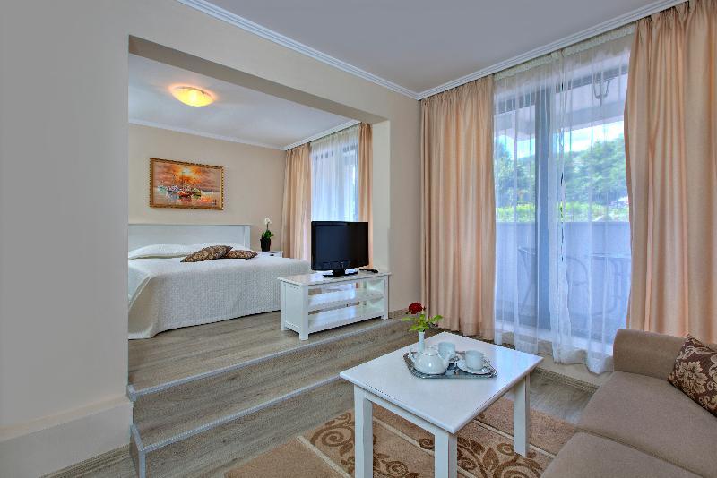 Studio, Single, 2 Double Beds, Kitchen, Ground Floor