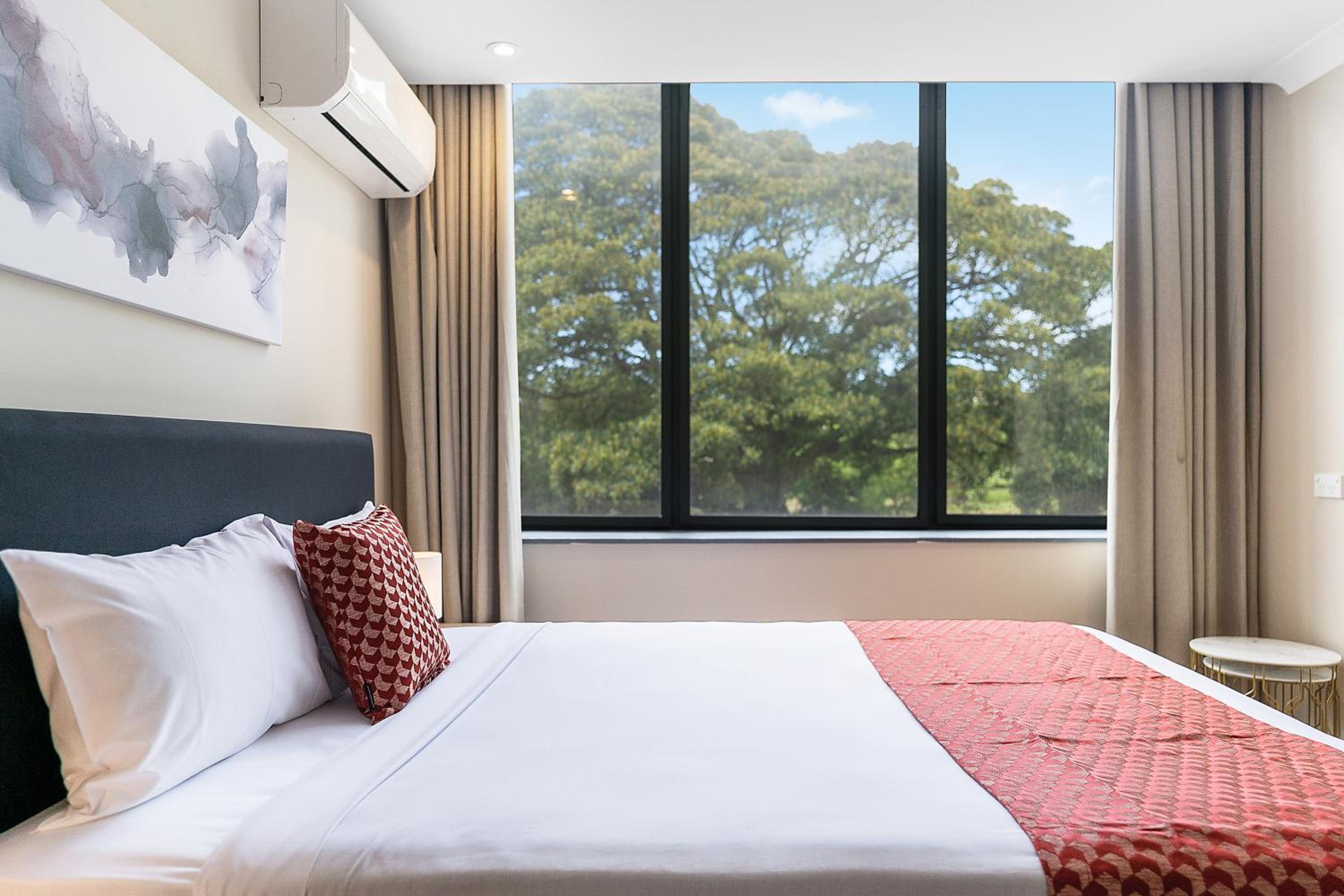 DELUXE, QUEEN BED, PARK VIEW