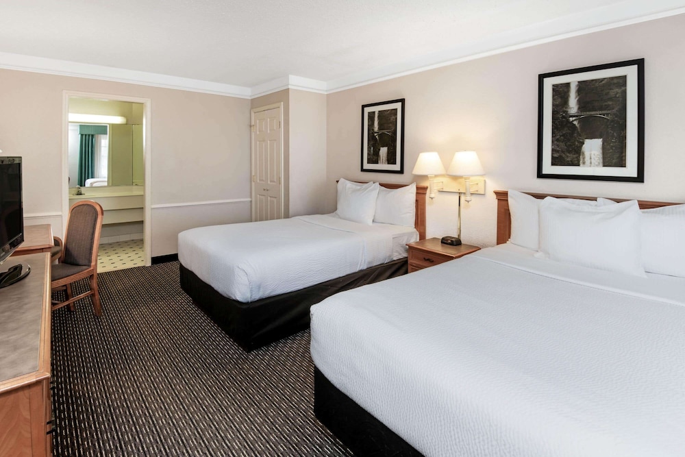 La Quinta Inn By Wyndham IH-10 West San Antonio TX 28/52
