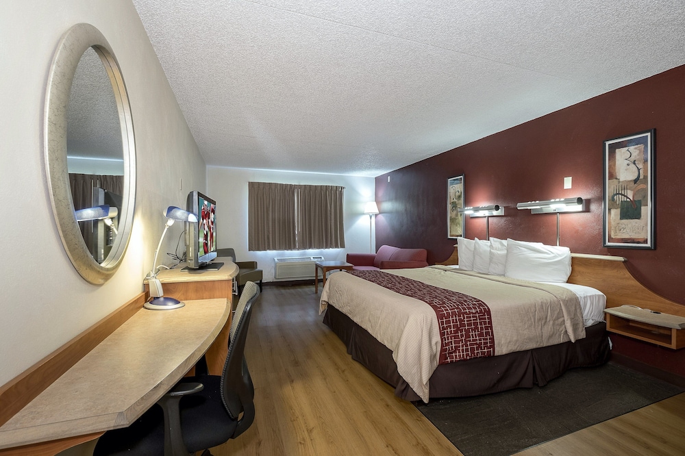 Red Roof Inn and Suites Cleveland - Elyria 24/64