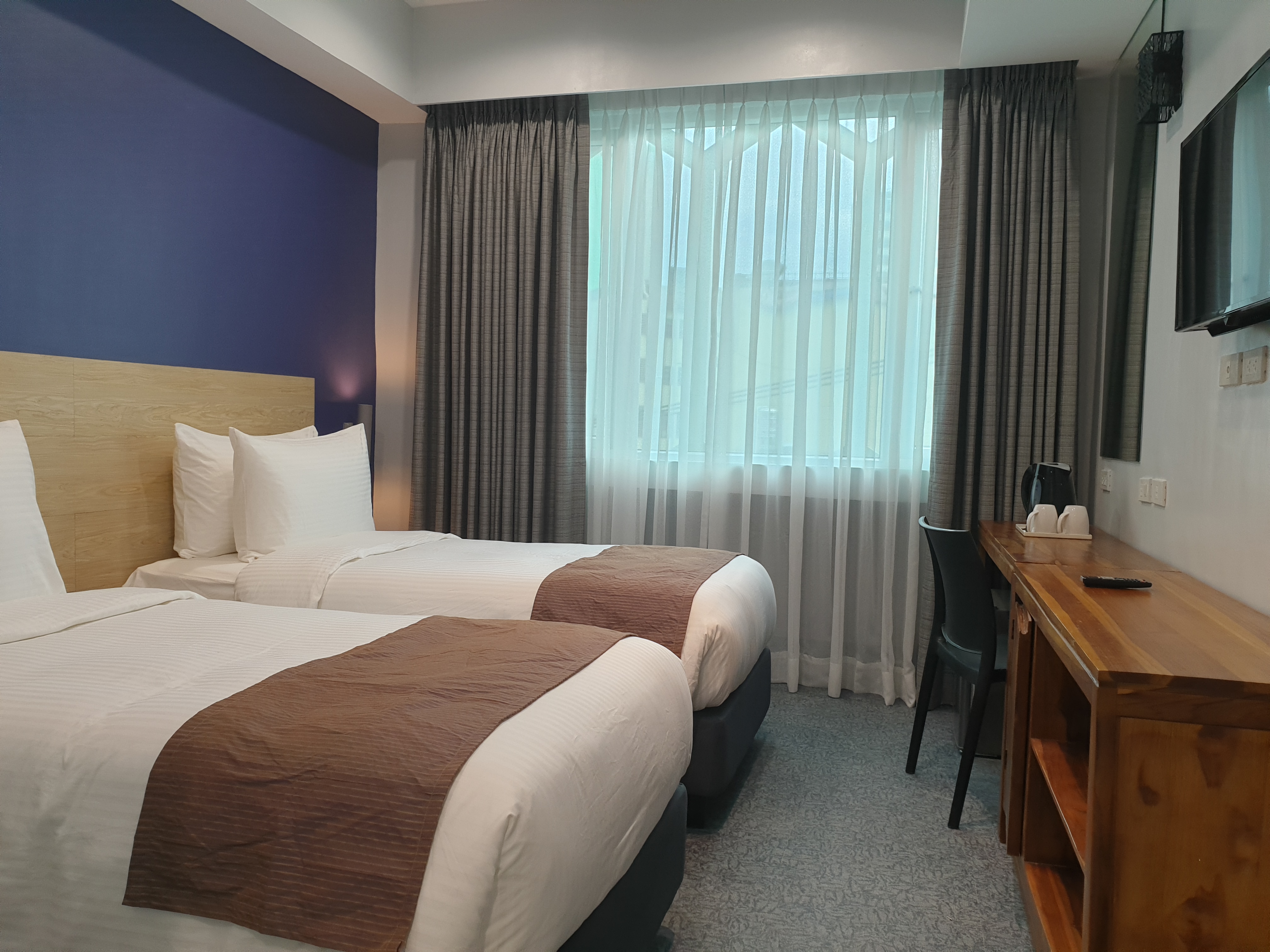 Leez Inn Makati 4/21