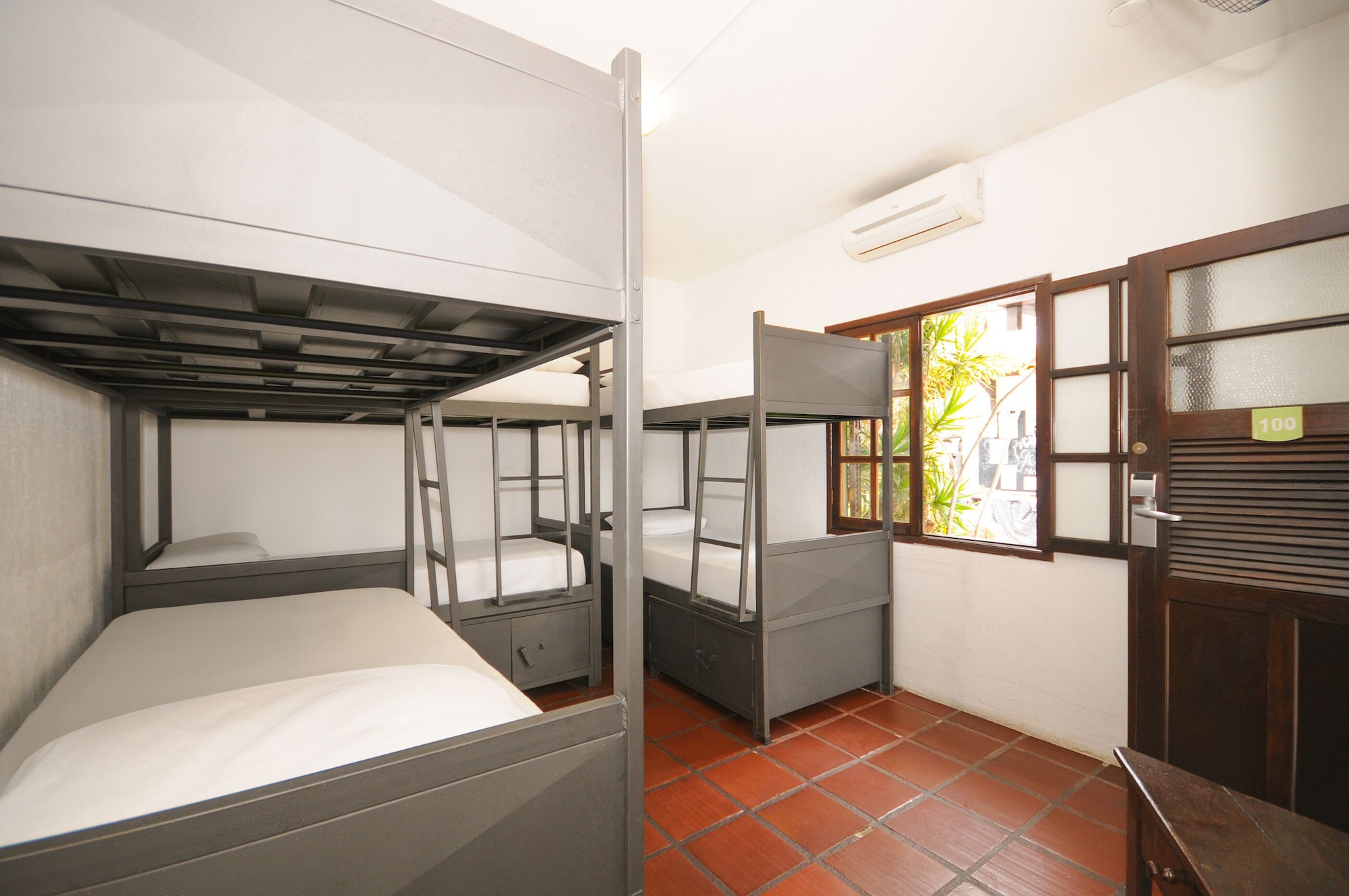 MIXED DORM, 6 BEDS, PRIVATE BATHROOM