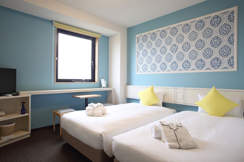 STANDARD, TWIN BEDS, BATHTUB