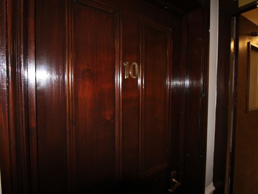 The Pilgrims Hotel 25/50