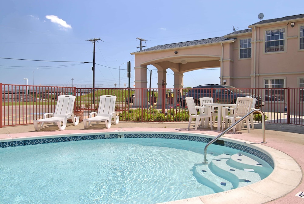 Super 8 by Wyndham Forney/East Dallas 1/27
