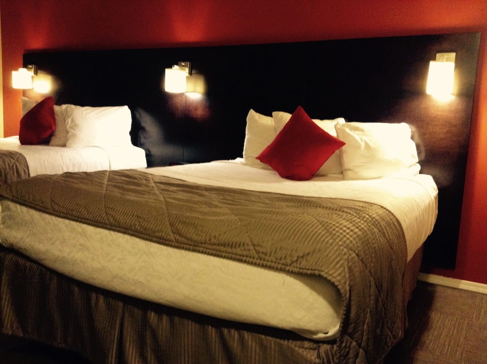 EFFICIENCY, 2 QUEEN BEDS