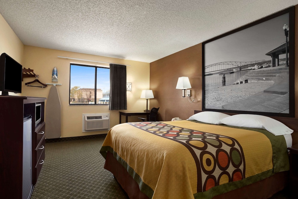 Super 8 by Wyndham Cedar Rapids 10/17