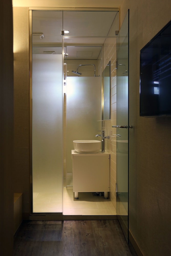 Hotel 8 Hours 22/22