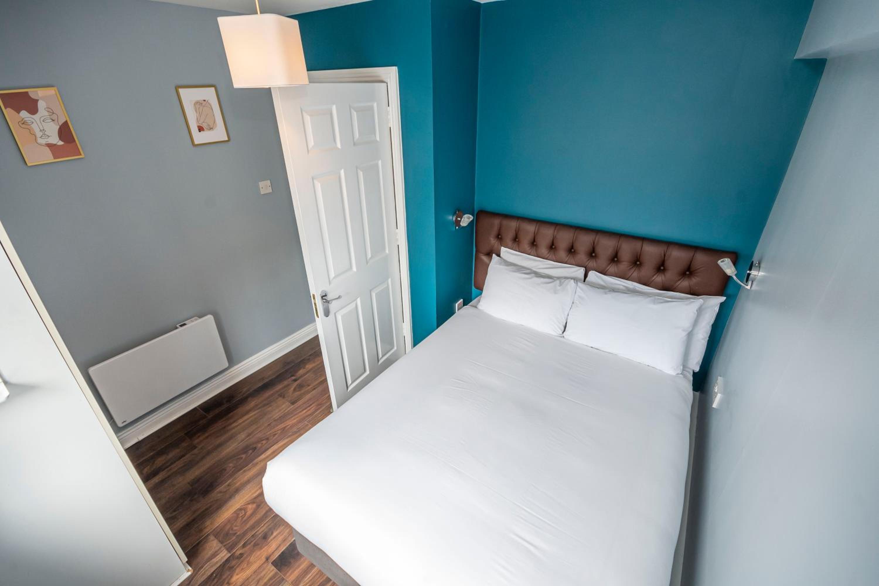 3 Bedrooms, Apartment, Sextuple