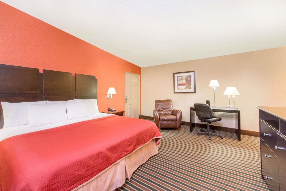 Howard Johnson by Wyndham Historic Lake Charles 14/44